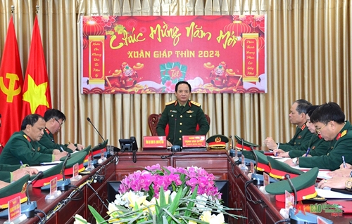 Thượng tướng Trịnh Văn Quyết kiểm tra sẵn sàng chiến đấu và chúc Tết tại tỉnh Thái Nguyên